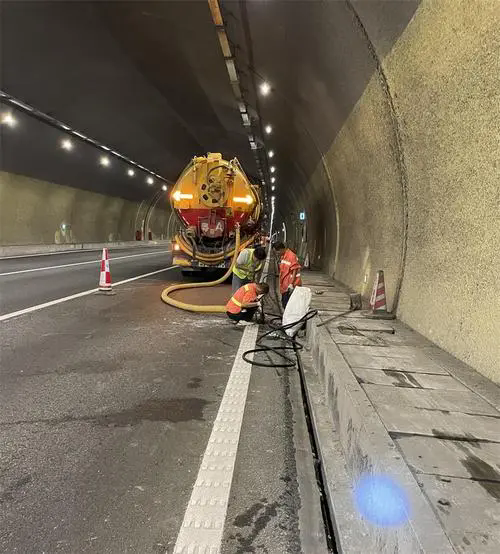 建湖隧道排水渠清淤